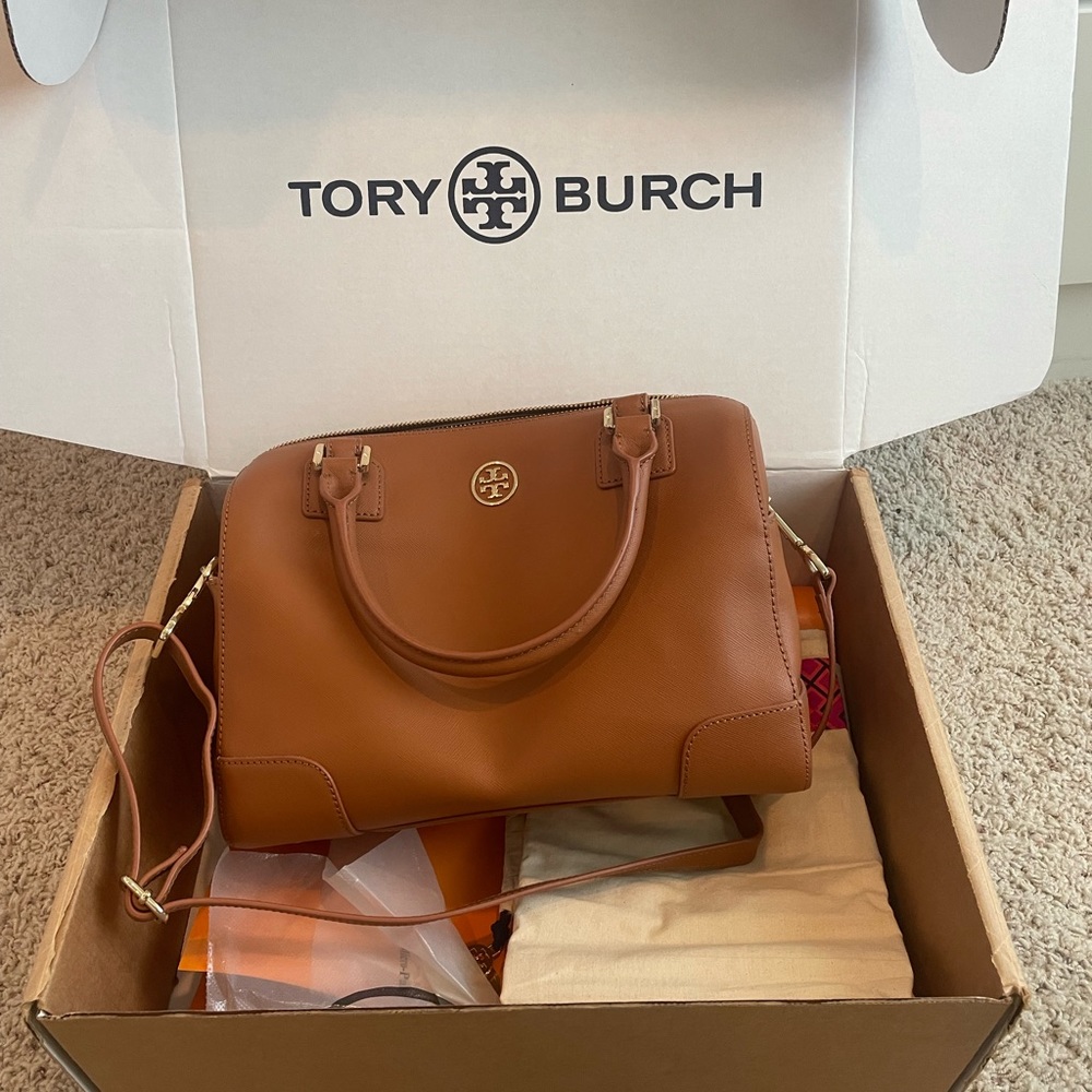 Brand new Tory Burch purse. Never used. Still have box and bag!